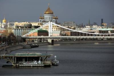 Юноша упал с Крымского моста в Москва-реку