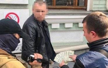 В Киеве на взятке в $2 тысячи задержан чиновник полиции