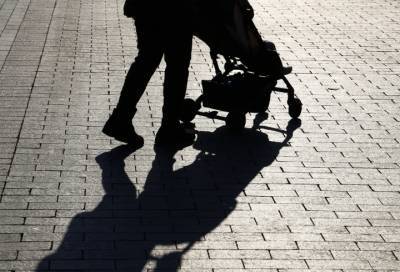 В Петербурге кусок лепнины упал на коляску и покалечил двухлетнего мальчика