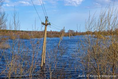 В Максатихе Тверской области вода затапливает улицы и огороды