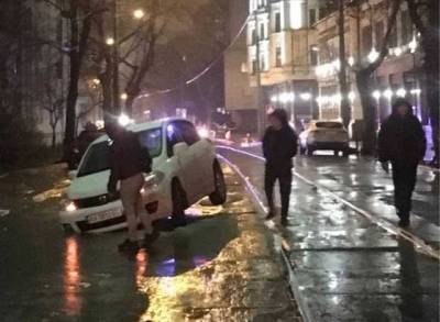 В Киеве из-за прорыва трубы легковушки провалились под асфальт