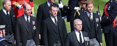 принц Уильям - принц Гарри - принц Филипп - Принц Уильям и принц Гарри держали дистанцию на похоронах - runews24.ru