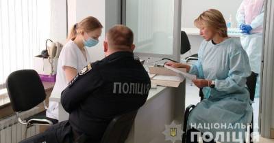 В Украине начали вакцинировать полицию и пограничников, но не обещанным Pfizer
