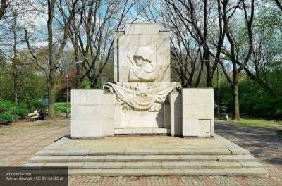 Историк назвал упущенный Россией момент спасти советские памятники в Польше