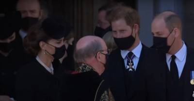 Принц Гарри разговорился с Уильямом и Кейт Миддлтон после похорон Филиппа (видео)