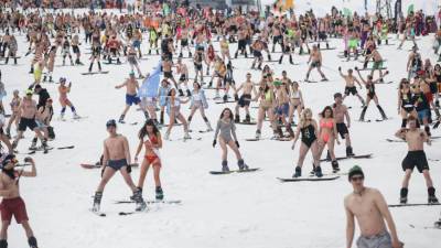 Рекорд по массовому спуску на лыжах в купальниках обновил Кузбасс