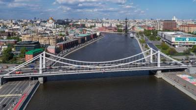 Молодой москвич упал в реку с Крымского моста в центре столицы