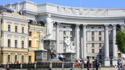 Украина решила выслать дипломата российского посольства в Киеве