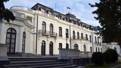 Чехия высылает 18 российских дипломатов, связанных с разведкой