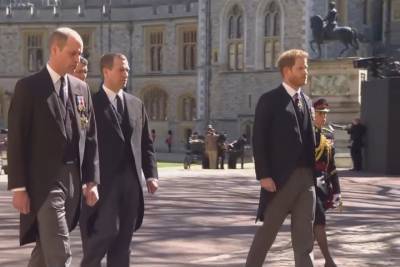 Принцы Гарри и Уильям вместе прогулялись после похорон дедушки