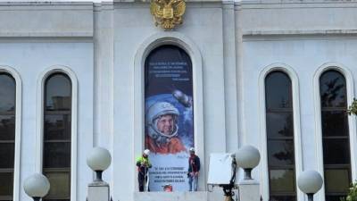 На российском посольстве в Мадриде появился портрет Гагарина