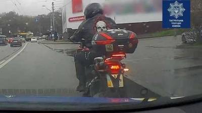 Полиция выписала штраф киевскому мотоциклисту, который натянул трусы на номер своего байка