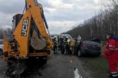 Автотроща на Харківщині: трактор перетворив легковик на купу металобрухта, водій загинув миттєво