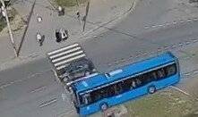 В Москве на Нахимовском проспекте автобус протаранил светофор