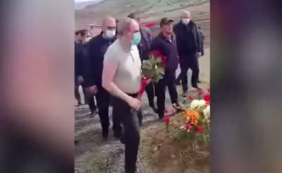 Николу Пашинян - Пашиняну запретили возложить цветы на могилу погибшего в Карабахе солдата – видео - reendex.ru - Вайоцдзорской обл.