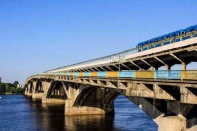 В Киеве стал осыпаться мост Метро