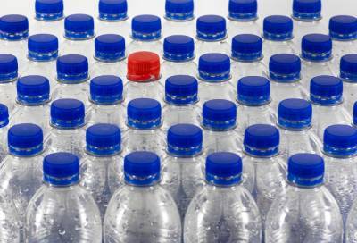Биохимик объяснила опасность воды в бутылках