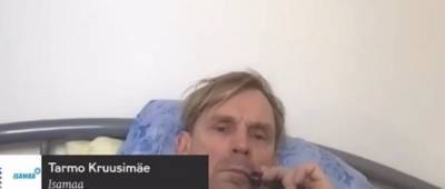 Депутата в Эстонии застали полуголым и курящим во время онлайн-заседания парламента. Видео