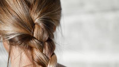 Трихолог раскрыл самую вредную прическу для здоровья волос