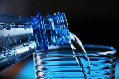 Биохимик объяснил, чем опасна для здоровья вода в бутылках