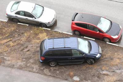 В Иванове начали активно бороться с автовладельцами, паркующими свои машины на газонах