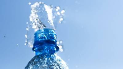 Биохимик назвала главную опасность пластиковых питьевых бутылок