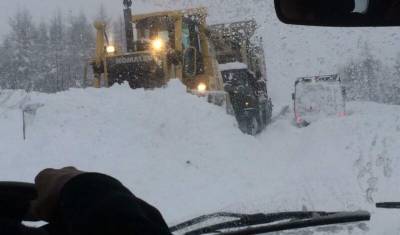 При сходе снега на дорогу в Якутии погиб человек