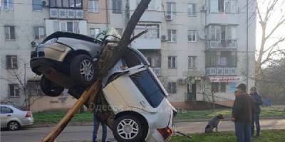 Генерала Петрова ДТП Одесса 18.04.2021 - Машину с людьми забросило на дерево, фото/видео - ТЕЛЕГРАФ