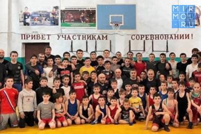 Олимпийский чемпион Сайпулла Абсаидов посетил школу вольной борьбы в Карабудахкентском районе
