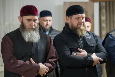 Фонд Кадырова в Чечне раздает нуждающимся продукты в Рамадан