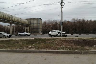 На Московском шоссе в Рязани кроссовер врезался в столб