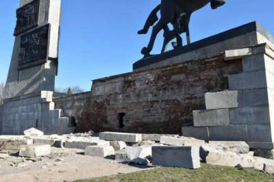 В ночь на воскресенье в Великом Новгороде обрушилась стена монумента Победы