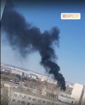 В Железнодорожном районе Ульяновска валит черный дым. Сообщают очевидцы