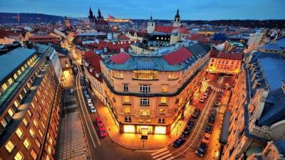 В Праге задержали вандалов, обливших кетчупом забор посольства РФ