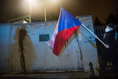 В Праге задержали семь человек, обливших забор посольства России