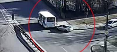Легковой автомобиль заехал под маршрутный автобус с пассажирами в Петрозаводске (ВИДЕО)