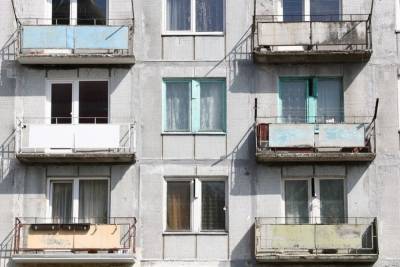 Россиянка чуть не погибла из-за упавшего балкона