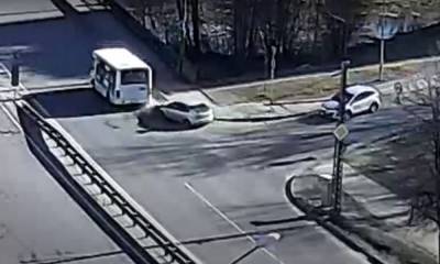 В Петрозаводске автомобиль заехал под маршрутку и вылетел на тротуар