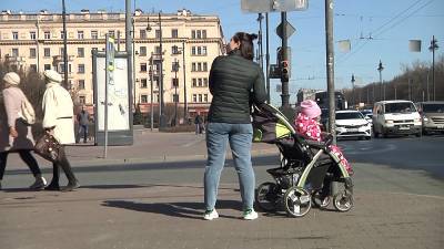 В Петербурге кусок лепнины упал в коляску с ребёнком