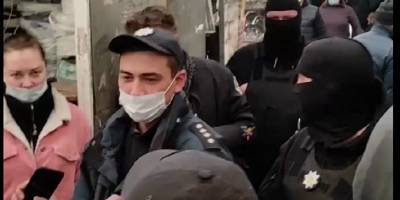 Пьяный водитель въехал в ряды Барабашово и полиция начала штрафовать нарушителей на рынке – Видео - ТЕЛЕГРАФ