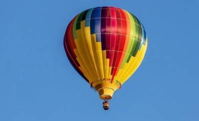 Огромный воздушный шар запутался в кронах деревьев в Приморье