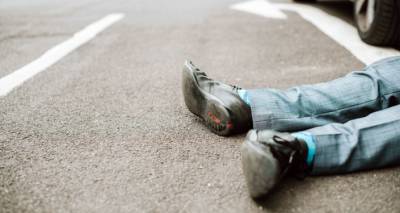 Переехали лежащего на дороге: две смертельные аварии за сутки в Латвии