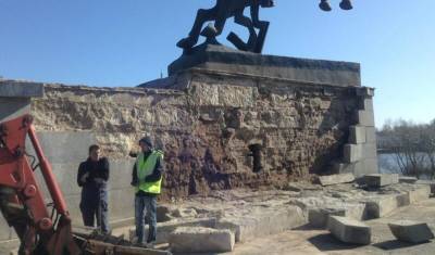 Облицовка монумента Победы в Великом Новгороде рухнула за два дня до ремонта