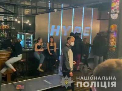 Полиция Киева провела "карантинный" рейд. Оштрафовали 50 заведений