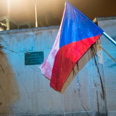 Испорченное вандалами ограждение посольства России уже привели в порядок