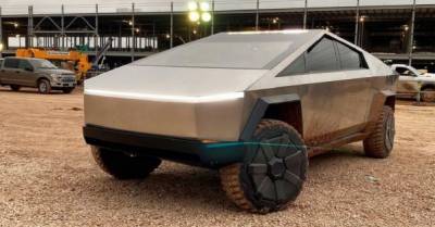 Илон Маск проехался на прототипе Cybertruck по территории завода Tesla (ФОТО)