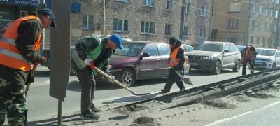 Улицы Петрозаводска подметают и моют после зимы – смет вывозится круглосуточно (ФОТО)