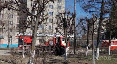 Пожарные машины окружили общежитие в Новоюжном районе
