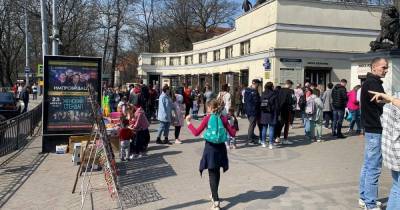 На входе в Калининградский зоопарк вновь собралась очередь из десятков посетителей