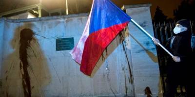 Посольство РФ в Праге облили «кровью» — фото